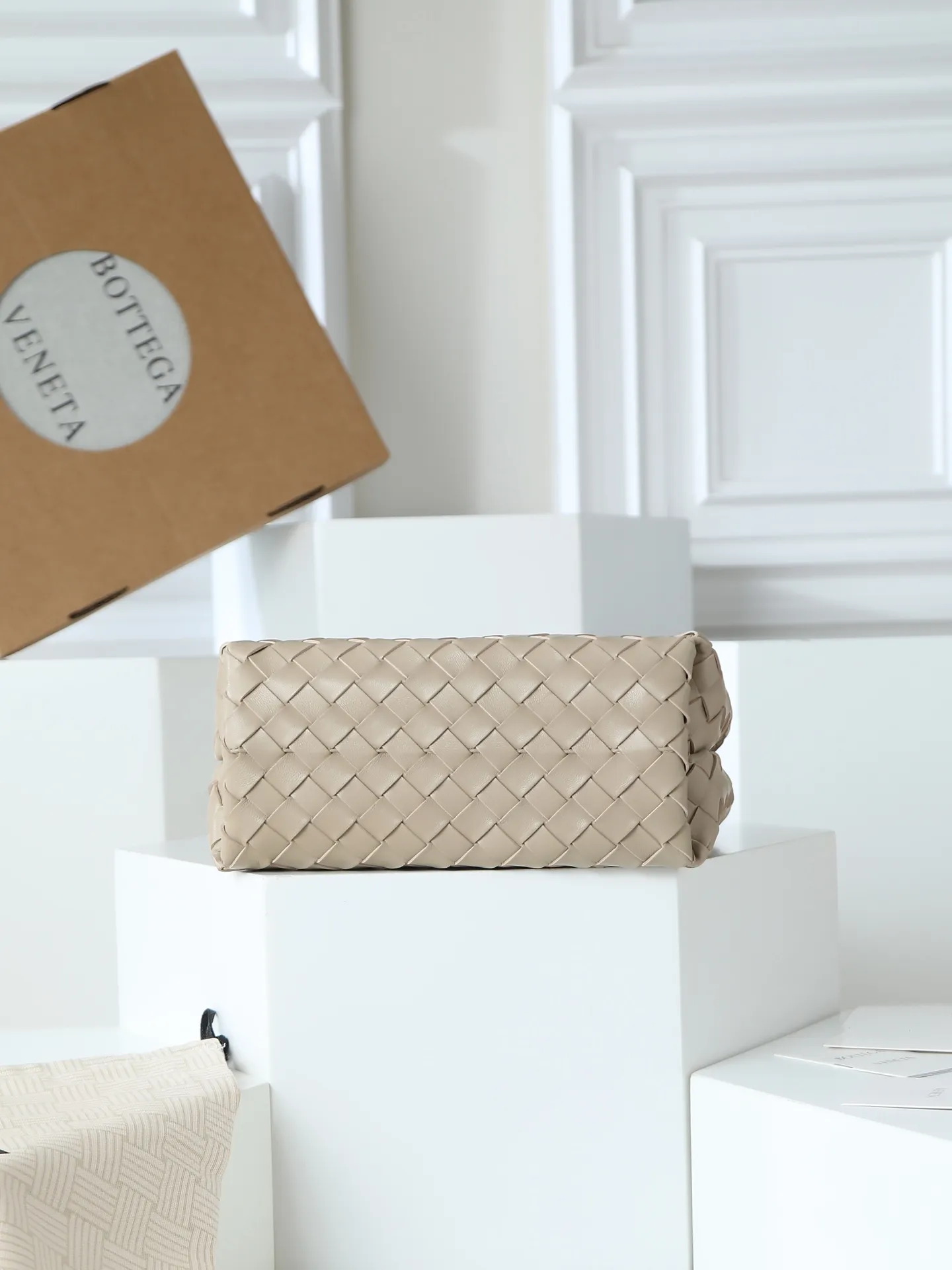 1300. Andiamo is shipping‼ ️Really popular🔥The new Andiamo woven handbag launched by Bottega Veneta this season is really popular all over the world! ! Celebrities at home and abroad have worn it, and Oscar-winning actress Michelle Yeoh has taken it out on the street. Song Jia, Trai Yala, Yu Feihong, Sanji Ayaka, Rosie Hunting-Whiteley, Yoshioka Riho, etc. have all worn this bag. It is classic and versatile and shows off your temperament, and the bag capacity is also large, which is very convenient for daily commuting! ! A variety of carrying methods, the shoulder straps can be adjusted by yourself, the original lambskin feels soft and delicate, and the unisex style breaks the gender boundaries and brings a more practical and long-lasting use experience. Andiamo, which has both elegant and casual styles, perfectly interprets the true appearance of "fashionable old money style". Style number: 766014 Size: 25*22*10.5cm